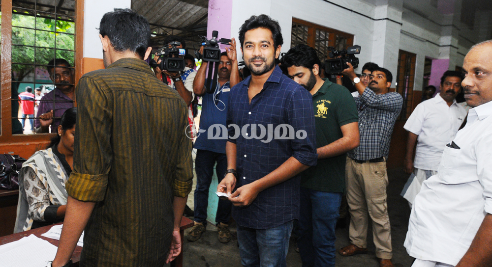 ആ കാരവാൻ എ​േൻറതല്ല; വാർത്തകൾ നിഷേധിച്ച്​ നടൻ ആസിഫ്​ അലി